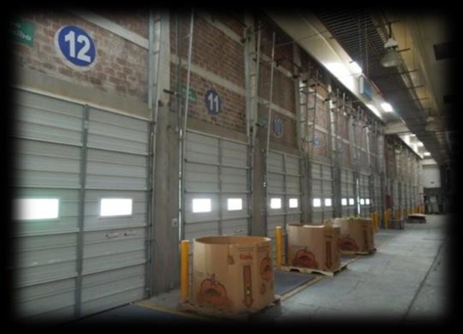 Andén de carga con 12 posiciones y cortinas en la planta FRIMESA
