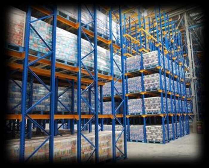 Cámara de refrigeración con producto paletizado en racks FRIMESA